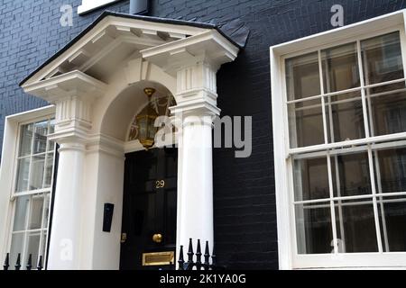 Das luxuriöse Viertel Kensington zeichnet sich durch elegante georgianische Residenzen und luxuriöse Gebäude aus. Stockfoto
