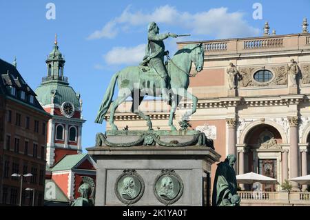 Der prächtige Palast der Schwedischen Königlichen Oper auf dem Gustaf Adolfs Platz mit Reiterdenkmal des Königs von Schweden Stockfoto