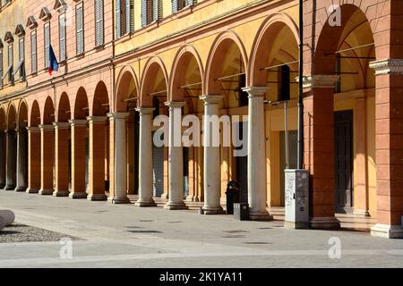 Piazza Roma und die Militärakademie in Modena in der Emilia-Romagna. Es ist bekannt für seine Balsamico-Essig, Oper und Ferrari und Lamborghini Sportwagen bekannt. Stockfoto