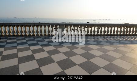 Das Terrazza Mascagni ist einer der elegantesten und eindrucksvollsten Orte in Livorno und liegt direkt am Meer am Rande der Viale Italia. Stockfoto