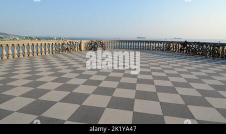 Das Terrazza Mascagni ist einer der elegantesten und eindrucksvollsten Orte in Livorno und liegt direkt am Meer am Rande der Viale Italia. Stockfoto