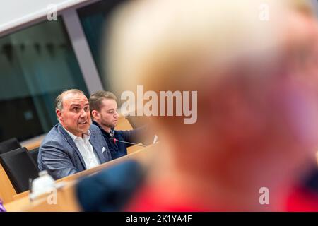 Tim Vandenput von Open VLD wird am Mittwoch, den 21. September 2022, auf einer Sitzung der Kammer-kommission für innere Angelegenheiten im bundestag in Brüssel gesehen. Während der Nachmittagssitzung wird die Kommission die Schließung des Kernreaktors Doel 3 erörtern, die für nächsten Freitag geplant ist. BELGA FOTO JONAS ROOSENS Stockfoto