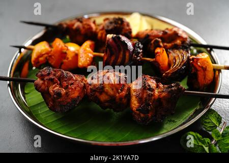 Gegrilltes Hähnchen Tikka Kebab oder Kababs auf Spieß, selektiver Fokus Stockfoto