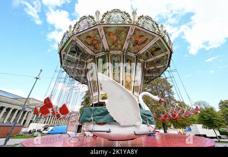 Stuttgart, Deutschland. 21. September 2022. Auf dem Schlossplatz wird das historische Karussell Schwanenflieger aufgestellt. Am 24. September startet das Historische Volksfest auf dem Stuttgarter Schlossplatz. Quelle: Bernd Weißbrod/dpa/Alamy Live News Stockfoto