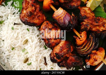 Gegrilltes Hähnchen Tikka Kebab oder Kababs auf Spieß, selektiver Fokus Stockfoto