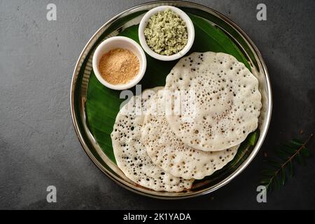 Bockshornklee Methi dosa Venthaya Dosai - gesundes südindisches Frühstück mit Chuney, Blick von oben nach unten Stockfoto