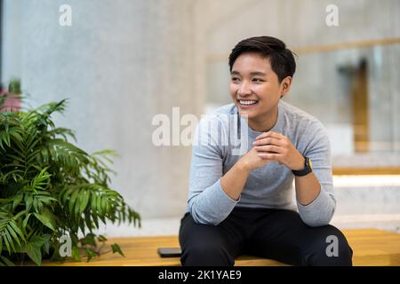 Porträt eines lächelnden jungen Mannes im Büro Stockfoto
