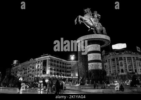 Brunnen auf dem Makedonischen Platz, Skopje, und Statue des Kriegers auf dem Pferd, ähnlich Alexander dem Großen. Umstrittenes Denkmal in Nord-Mazedonien. Stockfoto