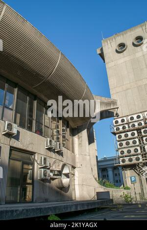 Merkmale des zentralen Postamtes in Skopje, Nordmakedonien, Beispiel des Brutalismus in der Architektur oder des brutalistischen Betonbaus im ehemaligen Jugoslawien Stockfoto