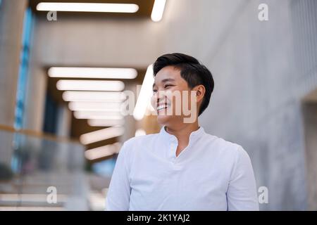 Porträt eines lächelnden jungen Mannes im Büro Stockfoto