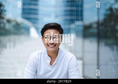 Porträt eines lächelnden jungen Mannes in der Stadt Stockfoto