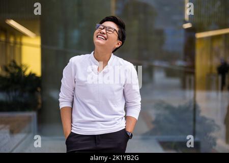 Porträt eines lächelnden jungen Mannes in der Stadt Stockfoto
