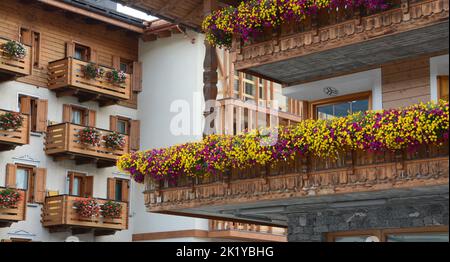 Die blumigen Berghäuser des Bergdorfes haben spektakuläre Vasen von Geramien mit schönen und brillanten Farben. Stockfoto