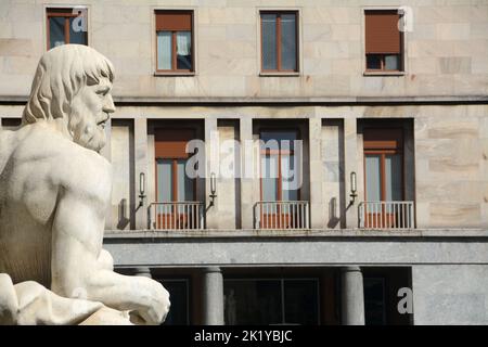 Piazza CLN ist ein kleiner Platz im historischen Zentrum von Turin, der von Marcello Piacentini während der faschistischen Zeit mit zwei Brunnen von Po und D entworfen wurde Stockfoto