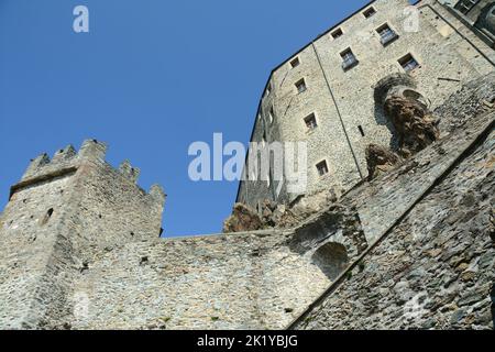 Die Sacra di San Michele ist eine mittelalterliche Abtei, die sich auf 960 Meter über dem Meeresspiegel am Eingang zum Susatal befindet. Stockfoto