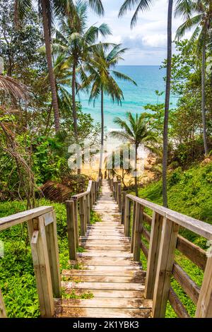 Holztreppen Stufen hinunter zur Nai Thon Naithon Beach Bucht und Landschaftspanorama ein wunderschöner Traumstrand mit türkisblauem Wasser und Wellen in Sakhu Stockfoto