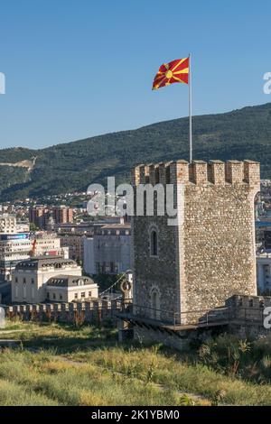 Die Verteidigungsmauern und Türme entlang der Festung Kale oder der Festung Skopje mit Blick auf die Stadt Skopje, der Hauptstadt von Nord-Mazedonien, dem ehemaligen jugoslawischen Land Stockfoto