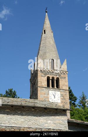 Die romanische Kirche San Pietro Apostolo stammt aus dem 13.. Jahrhundert. Der Glockenturm hat einen quadratischen Plan, der durch die eckigen Vorsprünge verstärkt wird. Stockfoto