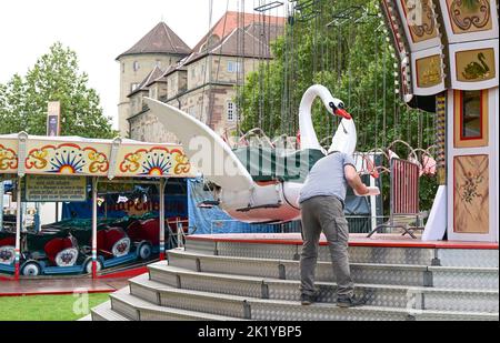 Stuttgart, Deutschland. 21. September 2022. Günther Hornig aus Dortmund repariert Lackschäden an seinem historischen Karussell Schwanenflieger. Am 24. September startet das Historische Volksfest auf dem Stuttgarter Schlossplatz. Quelle: Bernd Weißbrod/dpa/Alamy Live News Stockfoto