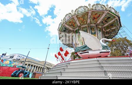 Stuttgart, Deutschland. 21. September 2022. Auf dem Schlossplatz wird das historische Karussell Schwanenflieger aufgestellt. Am 24. September startet das Historische Volksfest auf dem Stuttgarter Schlossplatz. Quelle: Bernd Weißbrod/dpa/Alamy Live News Stockfoto