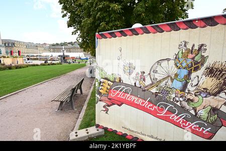 Stuttgart, Deutschland. 21. September 2022. Ein Banner mit der Aufschrift 'Historisches Volksfest' steht am Eingang des Festivalbereiches des Historischen Volksfestes. Am 24. September startet das Historische Volksfest am Stuttgarter Schlossplatz. Quelle: Bernd Weißbrod/dpa/Alamy Live News Stockfoto