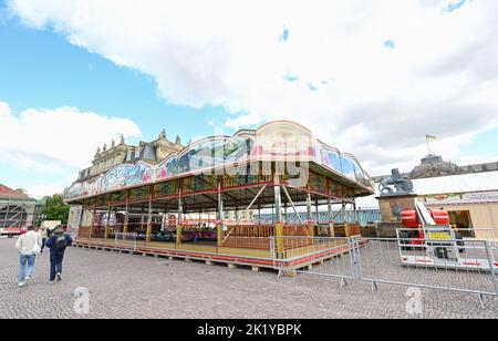 Stuttgart, Deutschland. 21. September 2022. Auf dem Festivalgelände des Historischen Volksfestes wird eine historische Fahrt aufgebaut. Am 24. September startet das Historische Volksfest auf dem Stuttgarter Schlossplatz. Quelle: Bernd Weißbrod/dpa/Alamy Live News Stockfoto