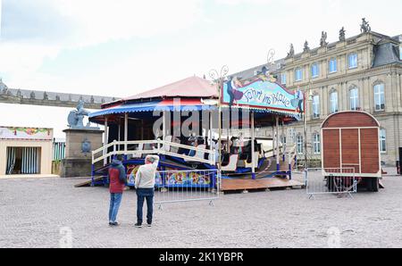 Stuttgart, Deutschland. 21. September 2022. Auf dem Festivalgelände des Historical Folk Festivals wird ein historisches Karussell eingerichtet. Am 24. September startet das Historische Volksfest auf dem Stuttgarter Schlossplatz. Quelle: Bernd Weißbrod/dpa/Alamy Live News Stockfoto