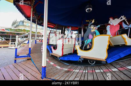 Stuttgart, Deutschland. 21. September 2022. Auf dem Festivalgelände des Historischen Volksfestes wird eine historische Fahrt aufgebaut. Am 24. September startet das Historische Volksfest auf dem Stuttgarter Schlossplatz. Quelle: Bernd Weißbrod/dpa/Alamy Live News Stockfoto