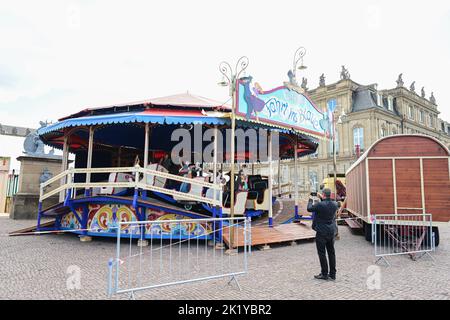 Stuttgart, Deutschland. 21. September 2022. Auf dem Festivalgelände des Historischen Volksfestes wird eine historische Fahrt aufgebaut. Am 24. September startet das Historische Volksfest auf dem Stuttgarter Schlossplatz. Quelle: Bernd Weißbrod/dpa/Alamy Live News Stockfoto