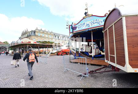 Stuttgart, Deutschland. 21. September 2022. Auf dem Festivalgelände des Historic Folk Festivals werden historische Fahrgeschäfte veranstaltet. Am 24. September startet das Historische Volksfest auf dem Stuttgarter Schlossplatz. Quelle: Bernd Weißbrod/dpa/Alamy Live News Stockfoto