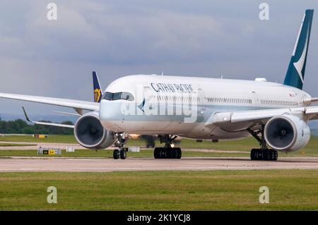 Swire Cathay Pacific Airways Airbus A350-1041 Registratuin B-LXC hebt am Flughafen Manchester ab. Stockfoto