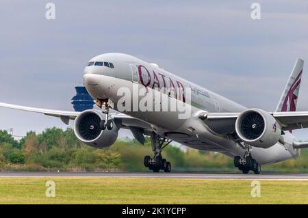 Qatar Airways Boeing 777-300/er-Registrierung A7-BEK hebt am Flughafen Manchester ab. Stockfoto