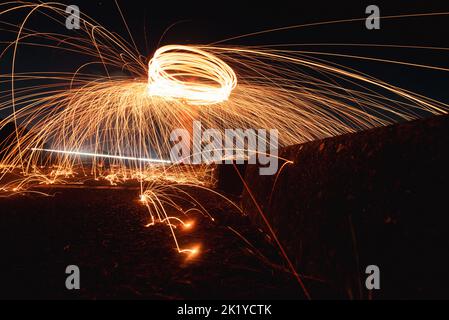 Stahlwolle Fotografie leichte Malerei bei Nacht. Stockfoto