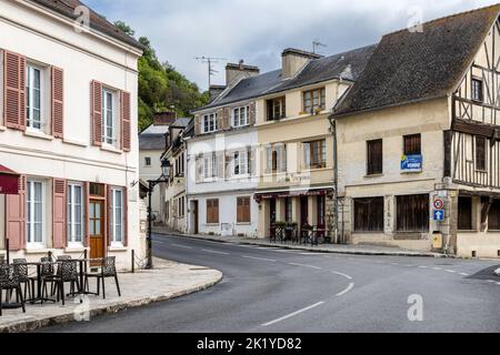 Hauptstraße in La Roche Guyon in der Normandie Frankreich Stockfoto