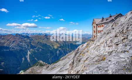 Alpenlandschaft mit Julius Payer Haus Stockfoto