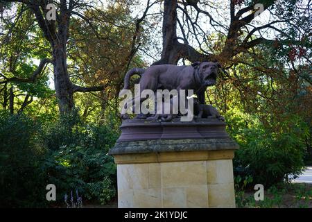 Statue représentant une maman chien protégeant sa petite portée. Photo Pry lors d'un voyage dans le sud de la France (Toulouse) Stockfoto