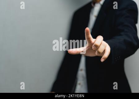 Geschäftsmann drücken Taste auf dem virtuellen Bildschirm.Copy Space für Text. Stockfoto