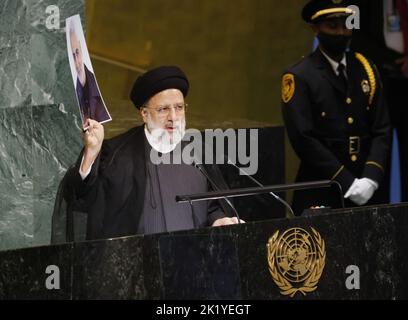 New York City, Usa. 21. September 2022. Der Präsident der Islamischen Republik Iran Seyyed Ebrahim Raisi hält ein Foto des verstorbenen Majs. General Qassim Suleimani, Kommandeur der iranischen Revolutionsgarde, hoch. Während er auf der Generalversammlung der Vereinten Nationen 77. in der Generalversammlung der Vereinten Nationen am Mittwoch, dem 21. September 2022, im Hauptquartier der Vereinten Nationen in New York City spricht. Suleimani wurde 2020 durch einen US-Drohnenangriff in Bagdad getötet. Foto von John Angelillo/UPI Credit: UPI/Alamy Live News Stockfoto