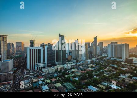 Skyline von makati in Metro manila, philippinen bei Sonnenuntergang