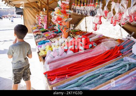 Süßigkeiten vieler Arten und Farben auf einem mittelalterlichen Markt Stockfoto