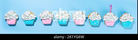 Geburtstag Grußkarte einfachen Hintergrund. Kekse mit Zuckereier in Form von Cupcakes auf hellblauem Hintergrund, flachgelegt Kopierraum Stockfoto