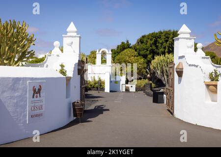 Tahiche, SPANIEN - 9. September 2022: Der Eingang zum Fundación César Manrique auf der Insel Lanzarote, Spanien. Es ist ein Museum in der alten Residenz o Stockfoto