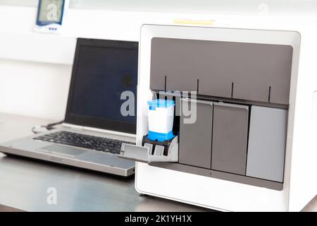 Thermocycler-Maschine in einem molekularbiologischen Labor. Polymerase-Kettenreaktionstechnik. PCR-Technik Stockfoto