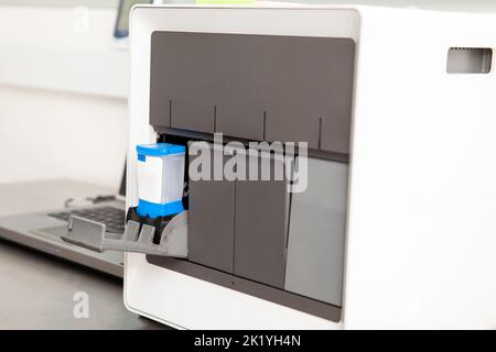 Thermocycler-Maschine in einem molekularbiologischen Labor. Polymerase-Kettenreaktionstechnik. PCR-Technik Stockfoto