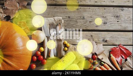 Bild von halloween Kürbis und Herbst produzieren auf Holzhintergrund Stockfoto