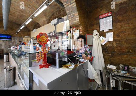 (220921) -- ROM, 21. September 2022 (Xinhua) -- Laura Ramoni arbeitet an der Big Mamy Bar in Rom, Italien, 17. September 2022. In der Bar Big Mamy in Rom trug ein aufblasbarer Dummy, der am Fenster hing, ein gelbes Schild mit der Aufschrift „die Rechnung ist angekommen“. Laura Ramoni, Inhaberin der Bar, sagte Xinhua, dass die Stromrechnung der Bar in diesem Juni und Juli bei etwa 2.600 Euro lag, was sich im Vergleich zum Vorjahreszeitraum fast verdreifachte. „Wir können die Rechnung nicht bezahlen“, sagte sie. „Ich muss zwei Leute feuern, die hier gearbeitet haben, und ich habe den Kaffeepreis um 0,1 Euro erhöht.“ „Ich fühlte mich gehängt, und ich kann es nicht annehmen Stockfoto