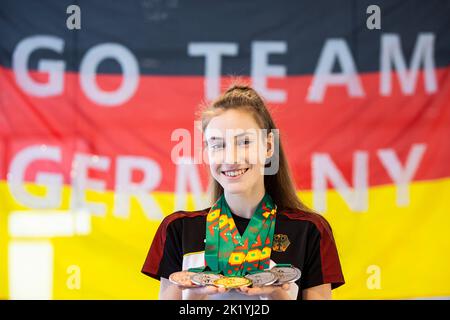 Fellbach, Deutschland. 21. September 2022. Die Weltmeisterin im Rhythmischen Turnen, Darja Varfolomev aus Deutschland, nimmt nach der WM an einem Pressegespräch Teil und zeigt ihre Medaillen. Quelle: Tom Weller/dpa/Alamy Live News Stockfoto