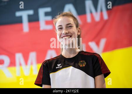 Fellbach, Deutschland. 21. September 2022. Die Weltmeisterin im rhythmischen Turnen, Darja Varfolomev aus Deutschland, nimmt nach der Weltmeisterschaft an einem Pressetreffen Teil. Quelle: Tom Weller/dpa/Alamy Live News Stockfoto