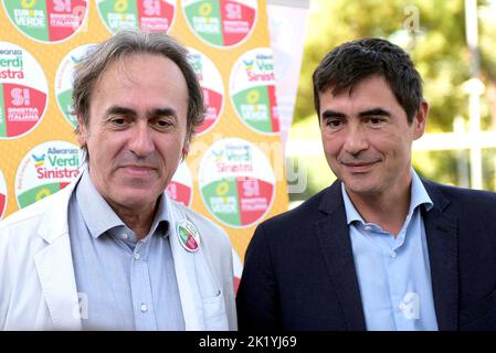 Rom, Italien, 21/09/2022, der nationale Ko-Sprecher von Europa Verde, Angelo Bonelli (R), und der nationale Sekretär von Sinistra Italiana, Nicola Fratoianni (L) gesehen während der Proteste. Der nationale Ko-Sprecher von Europa Verde Angelo Bonelli und der nationale Sekretär von Sinistra Italyana, Nicola Fratoianni veranstaltete ein Sit-in am Hauptsitz des Ölkonzerns ENI, um die Besteuerung der Mehrgewinne zu fordern, die aus den gestiegenen Energiekosten stammen.die Frage der Mehrgewinne der Energieunternehmen steht im Mittelpunkt der Wahlkampagnen für die Parlamentswahlen 25 September 2022. Stockfoto