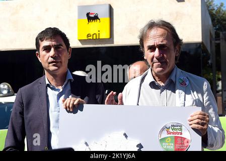 Rom, Italien, 21/09/2022, der nationale Mitsprecher von Europa Verde, Angelo Bonelli (R), und der nationale Sekretär von Sinistra Italiana, Nicola Fratoianni (L) halten während des Protestes ein Banner. Der nationale Ko-Sprecher von Europa Verde Angelo Bonelli und der nationale Sekretär von Sinistra Italyana, Nicola Fratoianni veranstaltete ein Sit-in am Hauptsitz des Ölkonzerns ENI, um die Besteuerung der Mehrgewinne zu fordern, die aus den gestiegenen Energiekosten stammen.die Frage der Mehrgewinne der Energieunternehmen steht im Mittelpunkt der Wahlkampagnen für die Parlamentswahlen 25 September Stockfoto